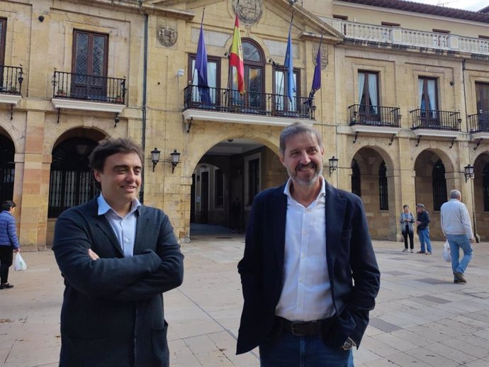 Los concejales del PSOE en el Ayuntamiento de Oviedo Javier Ballina y Carlos Fernández Llaneza