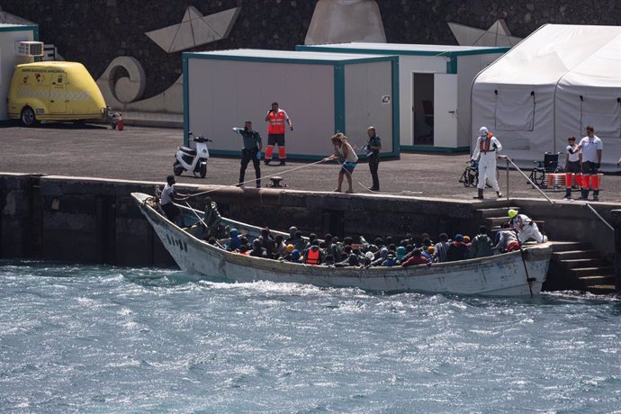 Archivo - Un cayuco a su llegada al puerto de La Restinga