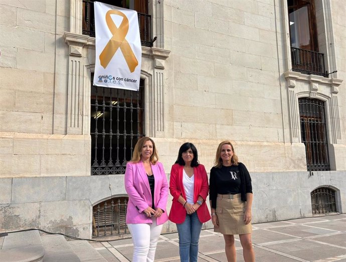 Francisca Medina (c), junto las representantes de la asociación ALES.