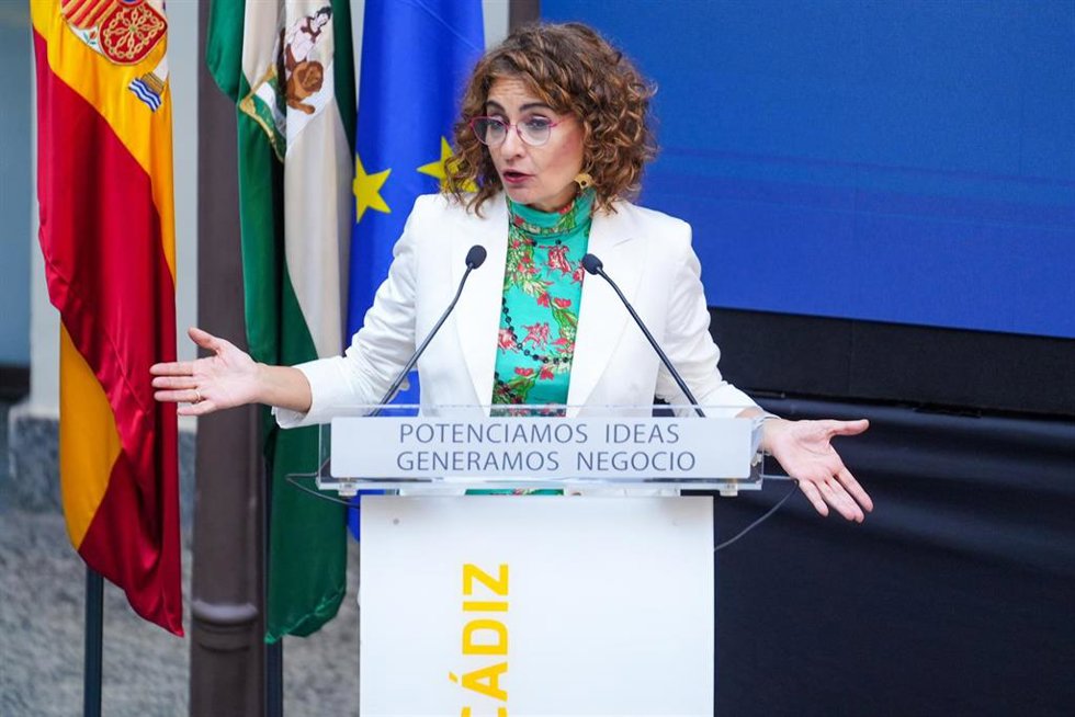 La vicepresidenta primera del Gobierno y ministra de Hacienda, María Jesús Montero , durante su intervención en el acto conmemorativo. A 27 de septiembre de 2024, en Cádiz (Andalucía, España).  La vicepresidenta primera del Gobierno y ministra de Hacien