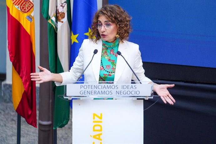 La vicepresidenta primera del Gobierno y ministra de Hacienda, María Jesús Montero , durante su intervención en el acto conmemorativo. A 27 de septiembre de 2024, en Cádiz (Andalucía, España).  La vicepresidenta primera del Gobierno y ministra de Hacienda