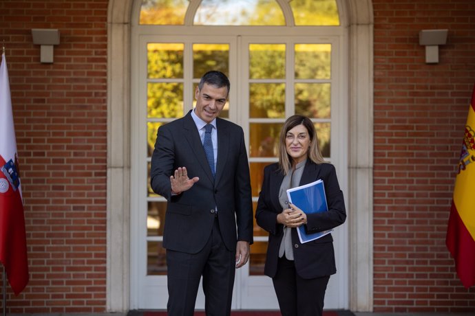 El presidente del Gobierno, Pedro Sánchez, recibe a la presidenta de Cantabria, María José Sáenz de Buruaga, en el Complejo de La Moncloa, a 27 de septiembre de 2024, en Madrid (España).