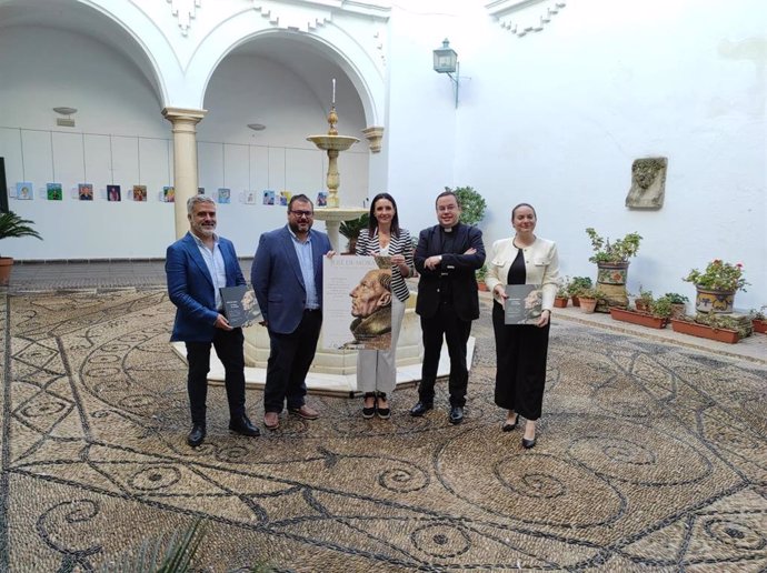 Marta Siles (centro) en la presentación de la exposición 'José de Mora en Priego de Córdoba'.