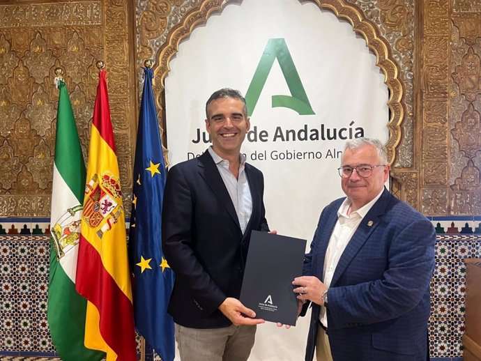 El consejero de Agricultura con el alcalde de Garrucha (Almería).