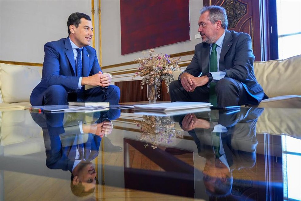 El presidente de la Junta de Andalucía, Juanma Moreno, y el secretario general del PSOE A, JuanEspadas, en una imagen de 23 de septiembre en el Palacio de San Telmo. 