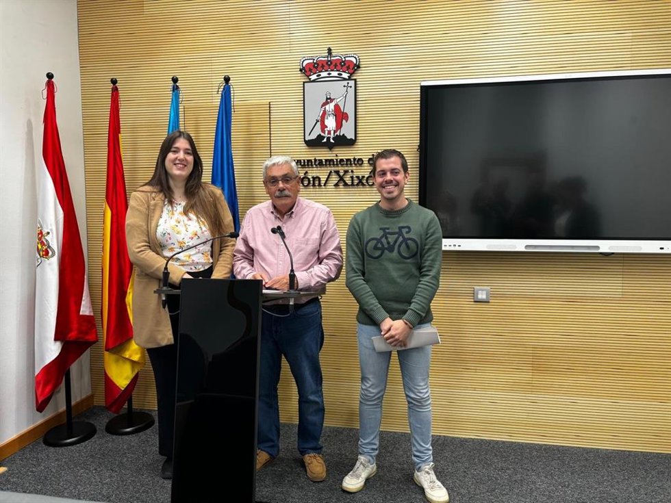 La portavoz del Grupo Municipal Podemos Xixón, Olaya Suárez; el portavoz del Grupo Municipal Socialista, Luis Manuel Flórez Floro; y el portavoz del Grupo Municipal de Izquierda Unida, Javier Suárez Llana.