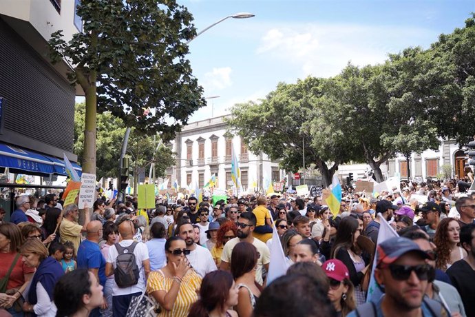 Archivo - Decenas de personas protestan con carteles durante una manifestación contra el modelo turístico, a 20 de abril de 2024, en Santa Cruz de Tenerife, Tenerife, Canarias (España). Las ocho islas canarias se unen hoy para protestar contra la masifica