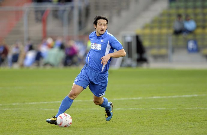 Archivo - FILED - 13 February 2011, Karlsruhe: Then Karlsruhe's Serhat Akin Germany 2nd Bundesliga soccer match between Karlsruher SC and Hertha BSC at the Wildparkstadion in Karlsruhe. Photo: picture alliance / dpa