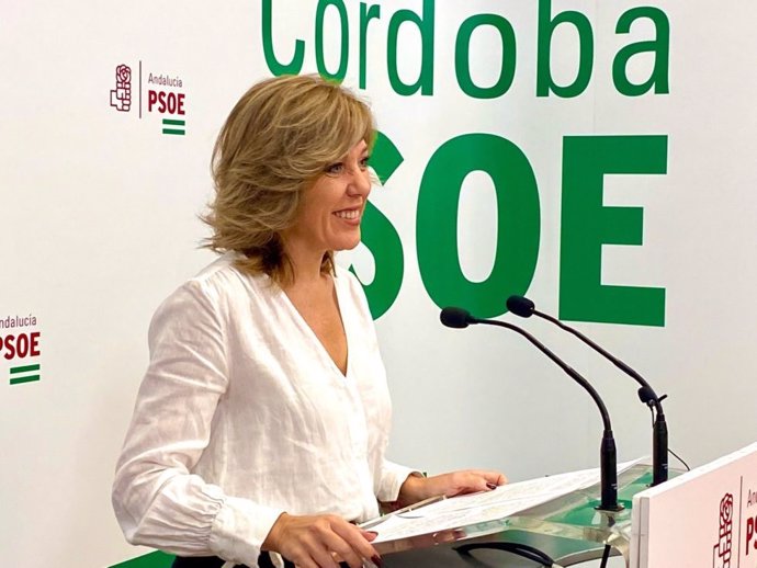 Archivo - La portavoz del PSOE-A en la Comisión de Agricultura, Pesa, Agua y Desarrollo Rural del Parlamento andaluz, Ana Romero, en la sede de su partido en Córdoba.