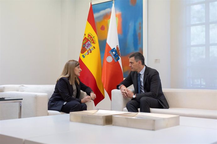 El presidente del Gobierno, Pedro Sánchez, recibe a la presidenta de Cantabria, María José Sáenz de Buruaga, en el Complejo de La Moncloa, a 27 de septiembre de 2024, en Madrid (España).