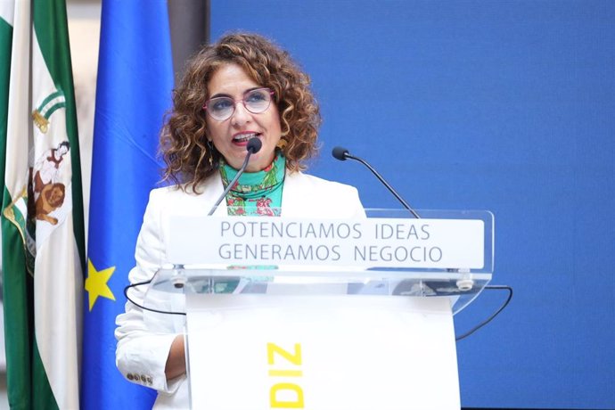 La vicepresidenta primera del Gobierno y ministra de Hacienda, María Jesús Montero, durante su intervención en Cádiz este viernes.