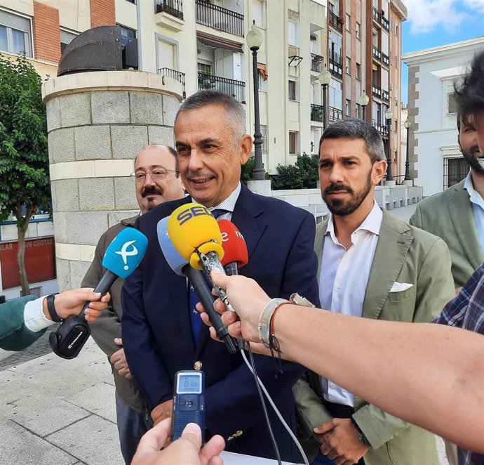 El presidente del Grupo Parlamentario Vox en la Asamblea de Extremadura, Ángel Pelayo Gordillo, en declaraciones a los medios