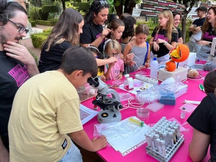 Trece instituciones científicas andaluzas, coordinadas por la Fundación Descubre celebran este viernes la Noche Europea de los Investigadores, que promueve más de 800 actividades simultáneas en las calles y plazas de las ocho capitales andaluzas.