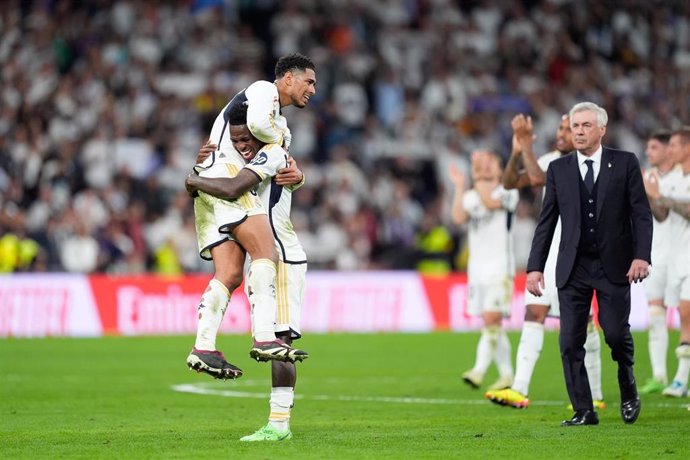 Archivo - Los jugadores del Real Madrid Vinícius Júnior y Jude Bellingham celebran el triunfo por 3-2 ante el FC Barcelona. 