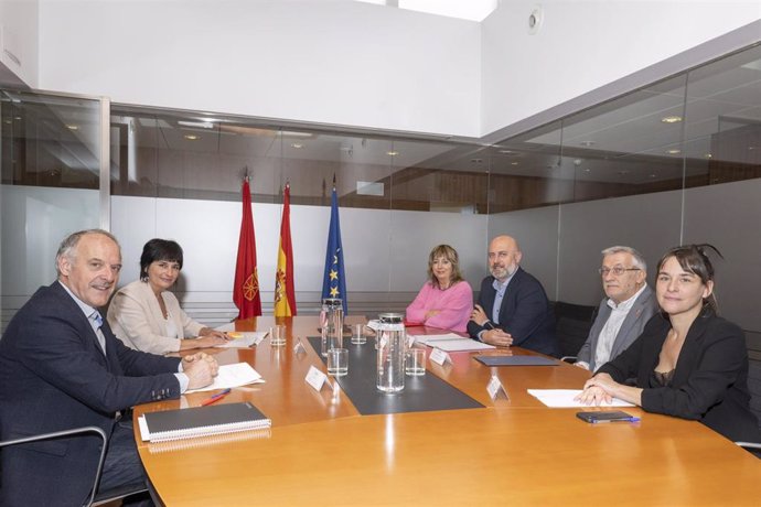 Adolfo Araiz y Laura Aznal, del grupo parlamentario de EH Bildu, junto al vicepresidente Taberna, las vicepresidentas Ollo y Alfaro, y el consejero Arasti