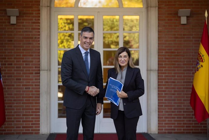 El presidente del Gobierno, Pedro Sánchez, recibe a la presidenta de Cantabria, María José Sáenz de Buruaga, en el Complejo de La Moncloa, a 27 de septiembre de 2024, en Madrid (España). Estas reuniones se enmarcan en la ronda que suele hacer el jefe del 