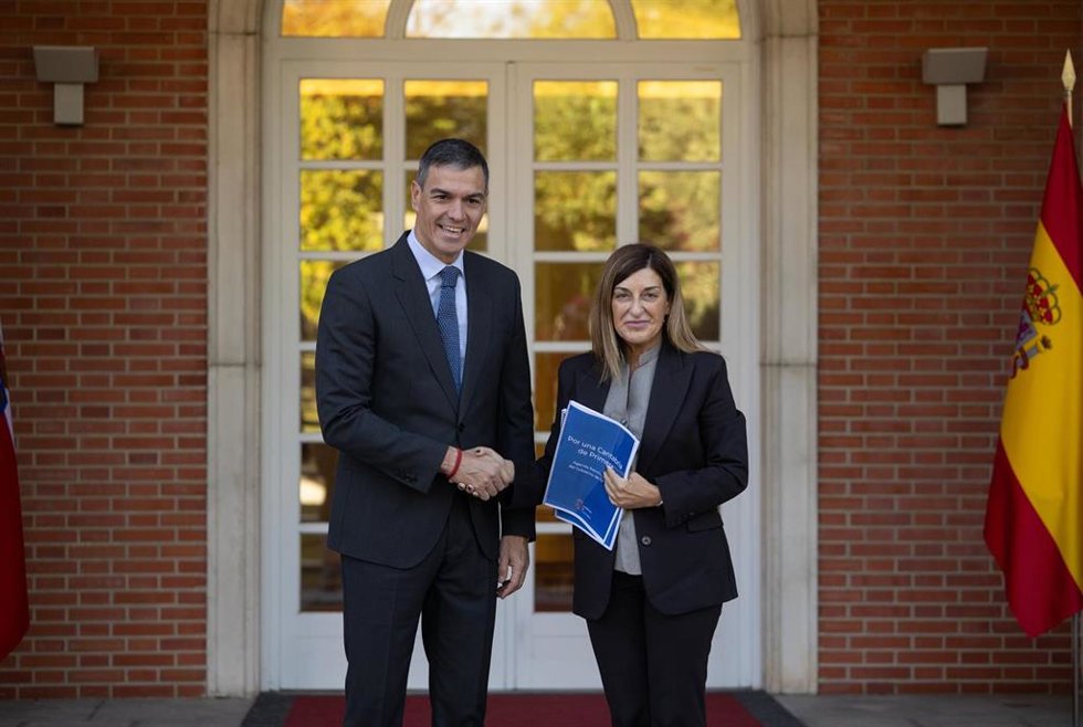 El presidente del Gobierno, Pedro Sánchez, recibe a la presidenta de Cantabria, María José Sáenz de Buruaga, en el Complejo de La Moncloa, a 27 de septiembre de 2024, en Madrid (España). Estas reuniones se enmarcan en la ronda que suele hacer el jefe de