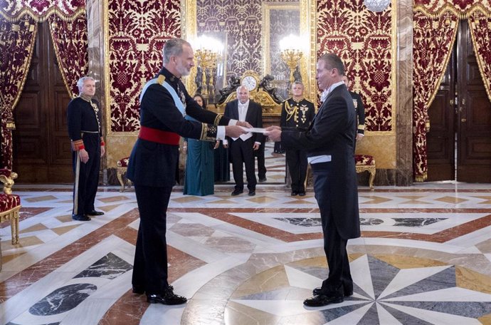 Archivo - El Rey Felipe V recibe cartas credenciales del embajador de México, Quirino Ordaz, en el Palacio Real