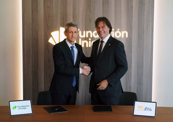 El presidente de la Fundación Unicaja, José M. Domínguez, y el rector de la UPO, Francisco Oliva, en la firma  del convenio de colaboración.