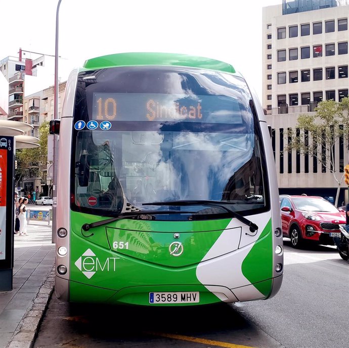 Archivo - Bus eléctrico de la EMT