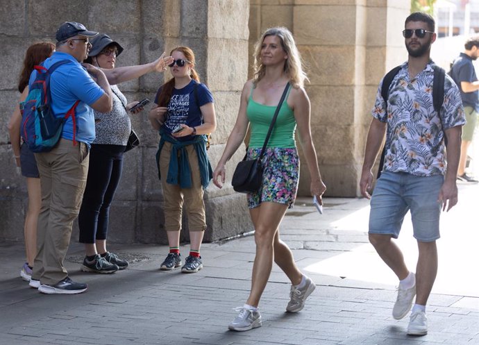 Archivo - Turistas caminan por las calles de Madrid, a 4 de junio de 2024, en Madrid (España).