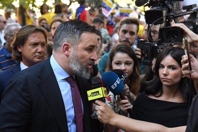 El presidente de VOX, Santiago Abascal, ofrece unas declaraciones a la prensa durante una concentración frente al Congreso de los Diputados para reivindicar a Edmundo González presidente electo de Venezuela, a 10 de septiembre de 2024, en Madrid (España).