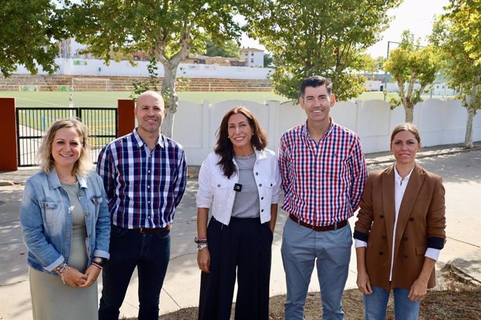 La consejera de Inclusión Social, Juventud, Familias e Igualdad, Loles López, hen su visita al campo de fútbol del 'Nuevo Alkaly' en Valverde del Camino (Huelva).