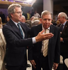 El presidente del PP, Alberto Núñez Feijóo (i) y el líder opositor venezolano, Edmundo González (d), durante la clausura del campus FAES ‘La renovación de la Unión Europea', en el Hotel Petit Palace Savoy Alfonso XII, a 26 de septiembre de 2024, en Madrid