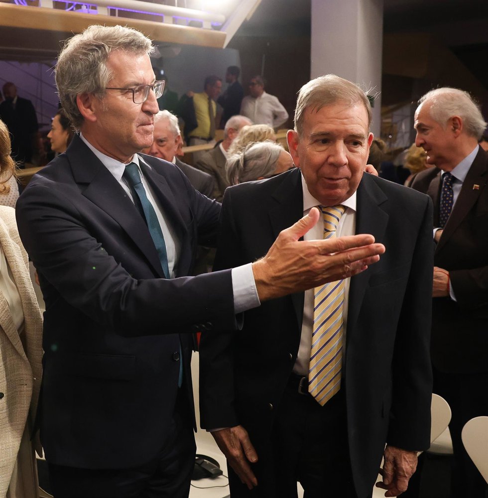 El presidente del PP, Alberto Núñez Feijóo (i) y el líder opositor venezolano, Edmundo González (d), durante la clausura del campus FAES La renovación de la Unión Europea', en el Hotel Petit Palace Savoy Alfonso XII, a 26 de septiembre de 2024, en Madr