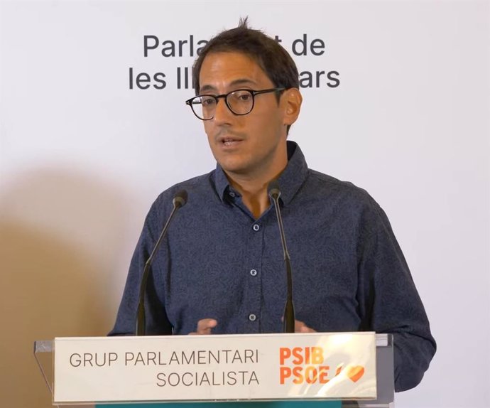 El portavoz del PSIB, Iago Negueruela, en rueda de prensa.