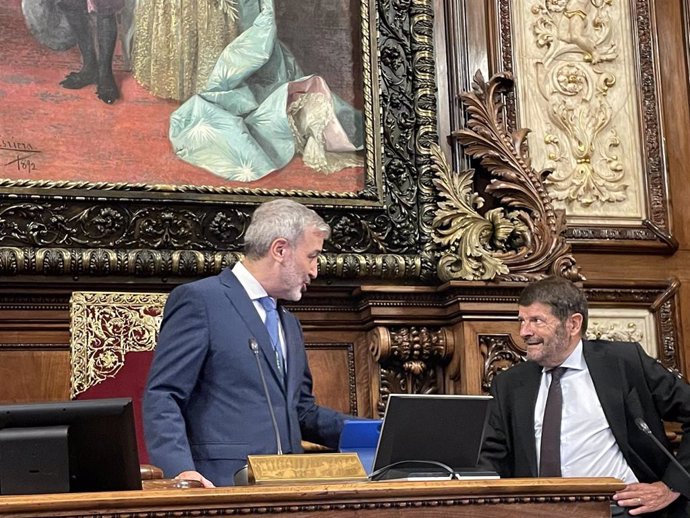 El alcalde de Barcelona, Jaume Collboni, con el teniente de alcalde de Seguridad, Albert Batlle, este viernes en el pleno.