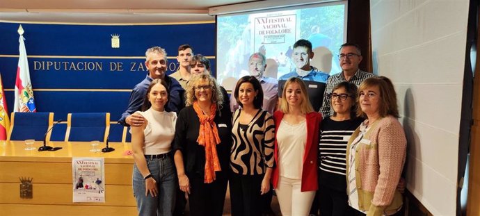 La vicepresidenta de la DPZ y alcaldesa de Ejea, Teresa Ladrero, en el centro, en la presentación del XXI Festival Nacional de Folklore que se celebra este sábado en Bardenas (Zaragoza).