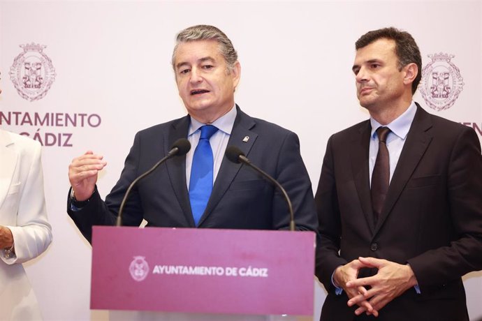 Antonio Sanz, junto al alcalde de Cádiz, Bruno García, atiende a los periodistas.