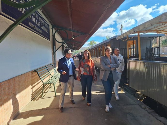 Visita de la delegada territorial de Turismo y Andalucía Exterior en Huelva, Teresa Herrera (centro), a Minas de Riotinto.