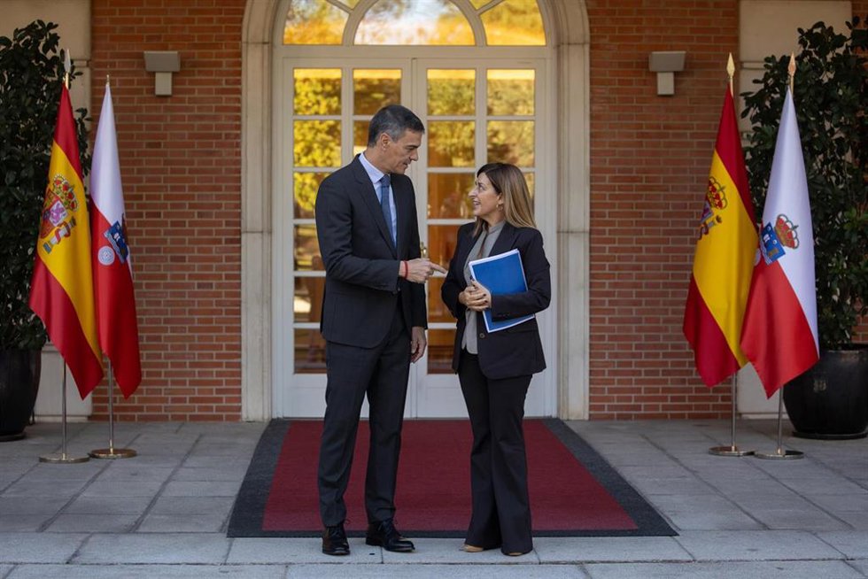 El presidente del Gobierno, Pedro Sánchez, recibe a la presidenta de Cantabria, María José Sáenz de Buruaga, en el Complejo de La Moncloa, a 27 de septiembre de 2024, en Madrid (España). Estas reuniones se enmarcan en la ronda que suele hacer el jefe de
