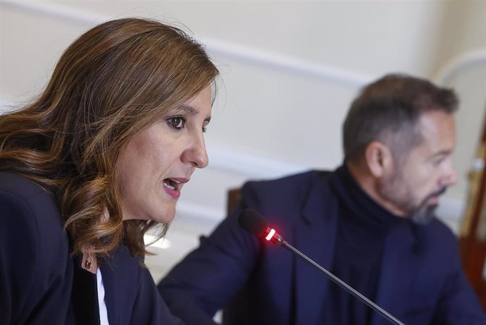 Archivo - La alcaldesa de València, María José Catalá, y el segundo teniente de Alcaldía, Juanma Badenas, durante la presentación del presupuesto municipal de 2024, en el Ayuntamiento de Valencia, a 6 de noviembre de 2023, en Valencia, Comunidad Valencian