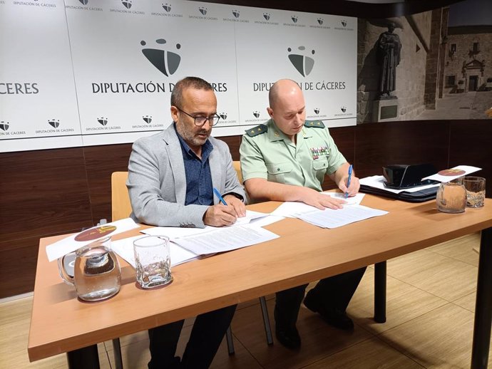 El presidente de la Diputación de Cáceres, Miguel Ángel Morales, y el jefe de la Comandancia de la Guardia Civil, Rafael Roldán, firman un convenio de colaboración para formar sobre delitos cibernéticos