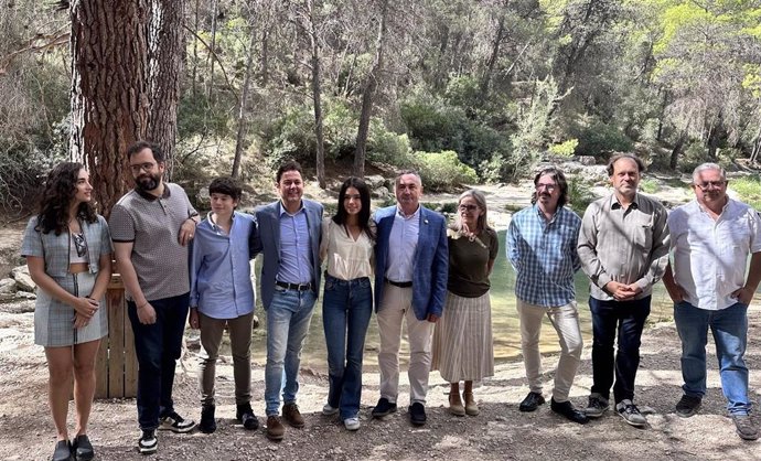 El director del ICA, Manuel Cebrián, con el equipo y actores que han concluido el rodaje de 'Las mantis' en el término municipal de Moratalla.