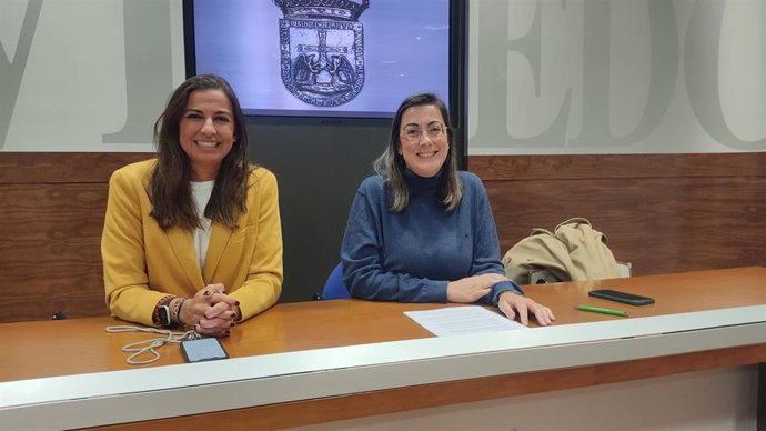 Las concejalas de Vox, Alejandra González y Sonsoles Peralta, en rueda de prensa.