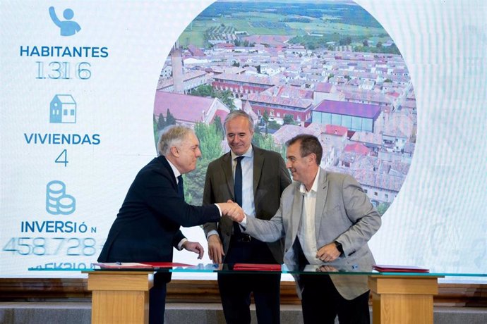 El presidente del Gobierno de Aragón, Jorge Azcón; el consejero de Fomento, Octavio López; y el alcalde de Belchite, Carmelo Pérez, en la firma del protocolo del programa 'Más vivienda, mejor turismo', este año.