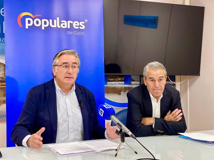 Los senadores del PP Pablo González y Juan José Sanz Vitorio