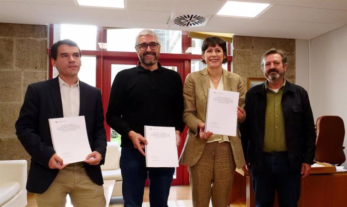 Los profesores de la UDC José Antonio Blanco y Carlos Aymerich junto a la portavoz nacional del BNG, Ana Pontón, y el diputado Luis Bará en la presentación de un estudio sobre la AP-9