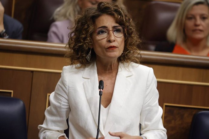 La vicepresidenta primera y ministra de Hacienda, María Jesús Montero, interviene durante una sesión de control al Gobierno, en el Congreso de los Diputados.