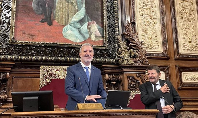 El alcalde de Barcelona, Jaume Collboni, y el teniente de alcalde de Seguridad, Albert Batlle, este viernes en el pleno.