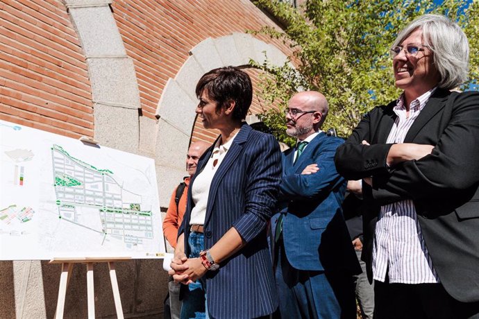 La ministra de Vivienda y Agenda Urbana, Isabel Rodríguez, observa los planos durante su visita a las viviendas de los terrenos de Campamento, a 27 de septiembre de 2024, en Madrid (España). 