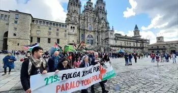 Decenas de personas protestan en Santiago por la situación en Palestina en una jornada de huelga general