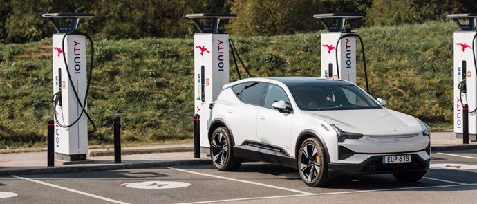 Polestar introduce la plataforma 'Plug & Charge' en su Polestar 3 para el pago automático de recargas públicas.