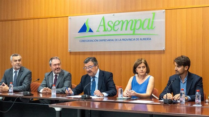 El secretario general del PSOE de Andalucía, Juan Espadas, este viernes en su reunión con la Confederación Empresarial de la Provincia de Almería-Asempal.