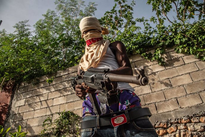 Archivo - 15 July 2024, Haiti, Port-au-Prince: A members of the armed gangs that control Port-au-Prince holds his gun in the street. Photo: Hector Adolfo Quintanar Perez/ZUMA Press Wire/dpa