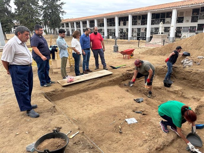 Irene Ruiz observa, junto a otros cargos públicos y orgánicos de IU, la nueva fase de las exhumaciones de represaliados por el franquismo en el Cementerio de Hinojosa del Duque.